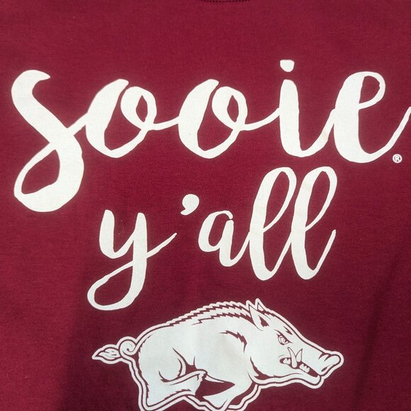 NWT MV Sport Burgundy Arkansas Razorback Tee Size Medium - Picture 2 of 9